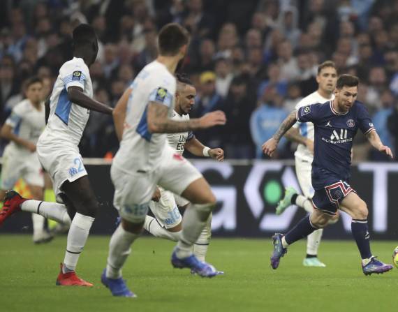 El delantero del PSG Lionel Messi avanza con el balón durante el partido contra el Marsella por la liga francesa.