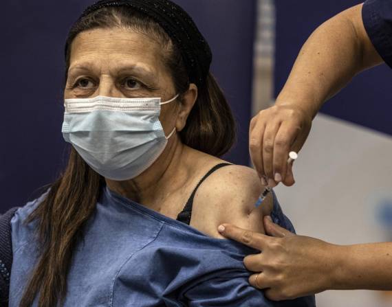 Malka Peer recibe la cuarta dosis de la vacuna de Pfizer-BioNTech contra el COVID-19 en el Centro Médico Sheba, en Ramat Gan, Israel.