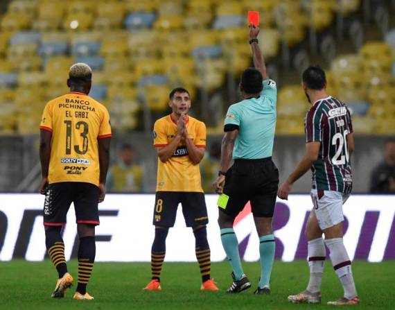 El jugador vio la segunda tarjeta amarilla a los 77 minutos, luego de una fuerte patada sobre la altura de las rodillas de su rival.