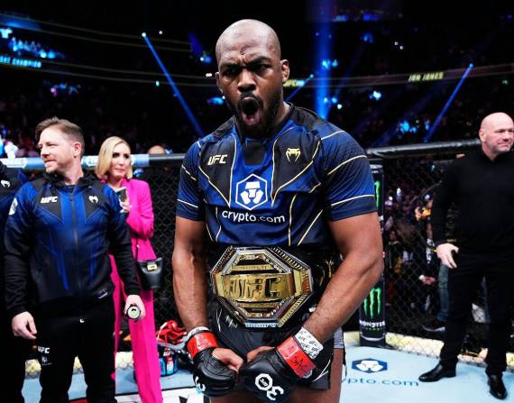 Jon Jones con su título de pesos pesados del UFC.