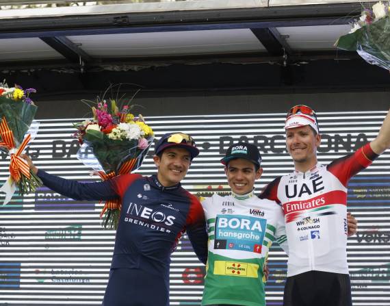 El ciclista colombiano Sergio Higuita (BORA-Transgohe) (c), primer clasificado, el ecuatoriano Richard Carapaz, segundo clasificado (i), del Ineos Grenadiers y el portugués Joao Almeida (d), tercer clasificado, del UAE Team Emirates, en el podio tras la séptima y última etapa de la en la Volta a Catalunya, este domingo en Barcelona.
