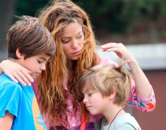 Captura de pantalla de una imagen de Shakira y sus hijos Sasha y Milán.