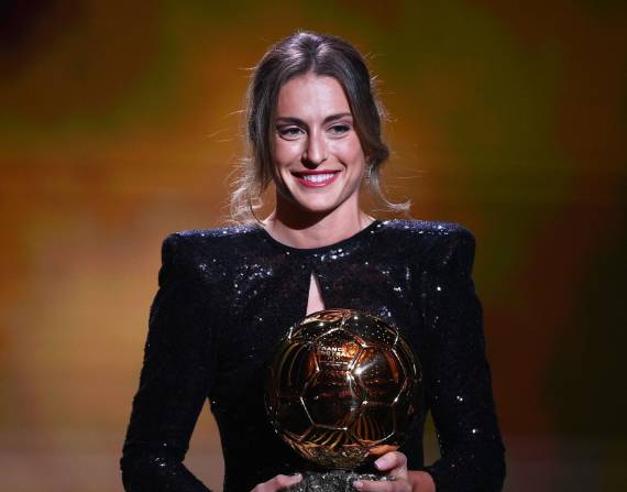 La jugadora Alexia Putellas gana su segundo Balón de Oro consecutivo