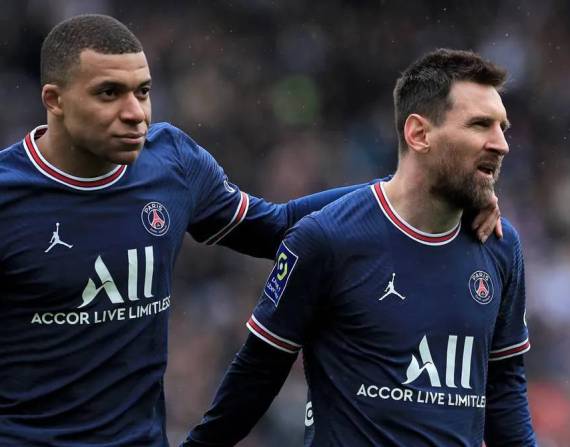 Messi y Mbappé, celebrando el triunfo del PSG.