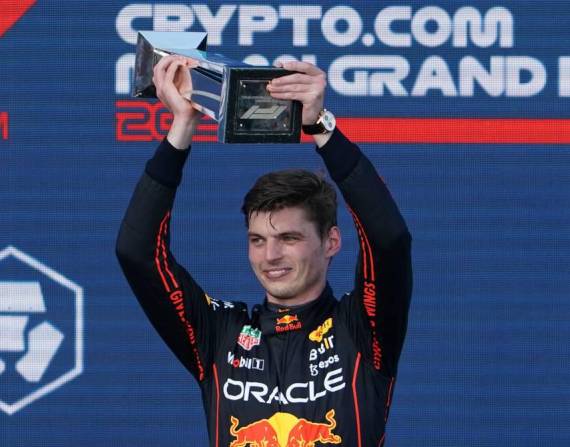Verstappen, de 24 años, logró su vigésima tercera victoria en la F1, la tercera del año -en las tres pruebas que acabó-; en una carrera que el español Carlos Sainz (Ferrari) acabó tercero.