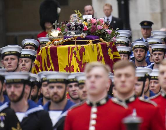 El ataúd de la reina Isabel II es colocado en un carro de armas durante su cortejo fúnebre para llegar a su funeral en la Abadía de Westminster, en el centro de Londres.