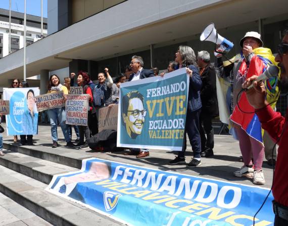 Plantón de familiares y amigos de Fernando Villavicencio, en el Complejo Judicial Norte.