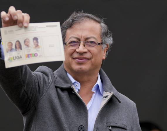 Gustavo Petro, candidato presidencial de la coalición Pacto Histórico, muestra su boleta antes de votar en una segunda vuelta presidencial en Bogotá, Colombia, el domingo 19 de junio de 2022. (Foto AP/Fernando Vergara)