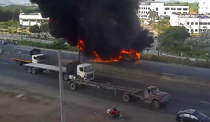 Guayaquil: llamas consumen por completo un bus en la vía Perimetral