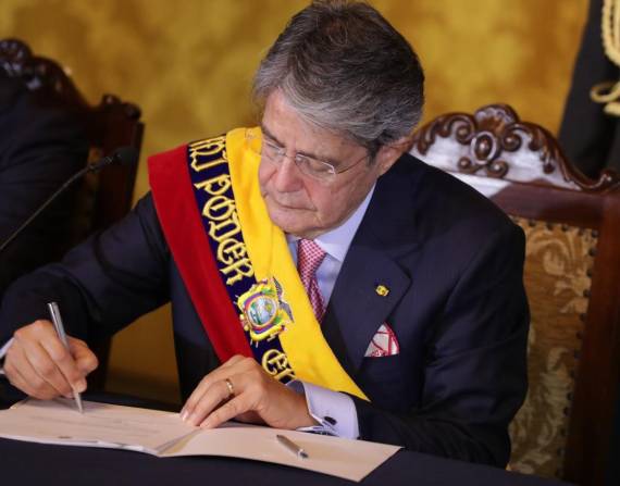 El presidente Guillermo Lasso firmando un decreto.