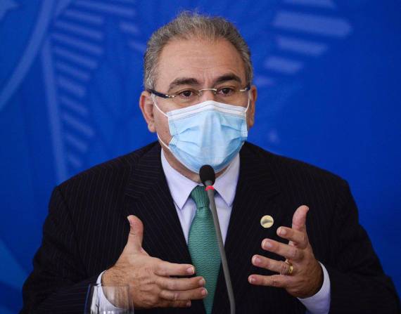 Ministro de Salud de Brasil, Marcelo Queiroga, habla durante una conferencia de prensa después de una reunión del Comité Nacional de Lucha contra la Pandemia de la Corona.