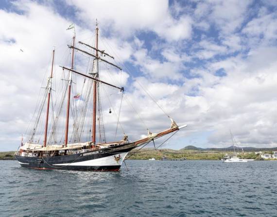 Fotografía fechada el 20 de abril de 2024 cedida por Darwin200, del centenario barco a vela neerlandés Oosterschelde en Islas Galápagos (Ecuador)