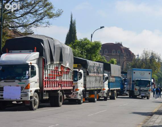 Grupos de transportistas de buses, camiones y taxis dejaron sin servicio a Cuenca.
