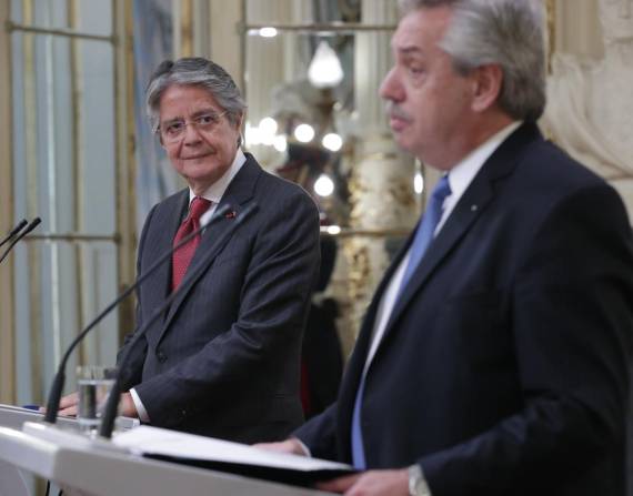 Guillermo Lasso y Alberto Fernández en una declaración conjunta luego de una reunión entre ambos.