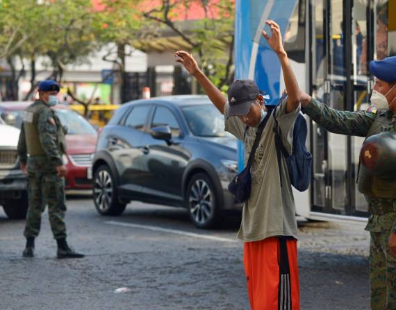 Integrantes de Las Fuerzas Armadas de Ecuador realizan operativos de control en la ciudad de Guayaquil (Ecuador).