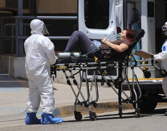Paramédicos ingresan a una paciente con síntomas de COVID-19 a un hospital de México.