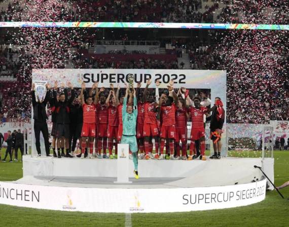 El Bayern Munich celebrando su décima Supercopa de Alemania.
