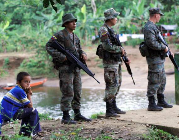 Fotografía del 2007 con soldados ecuatorianos mientras hacen guardia en la fronteriza de Mataje.