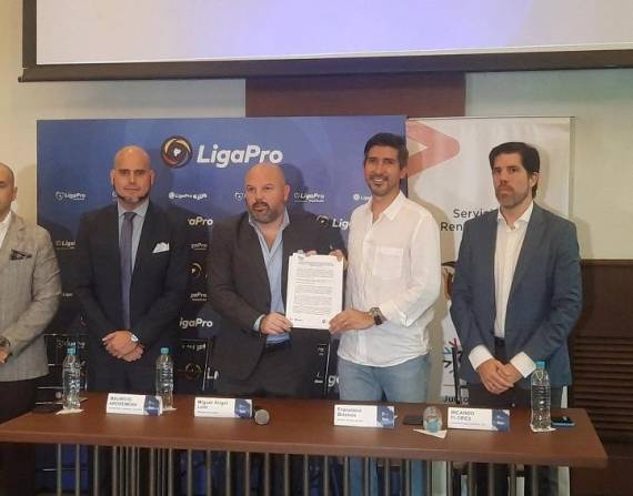 Miguel Ángel Loor y Francisco Briones, presentando el acuerdo.