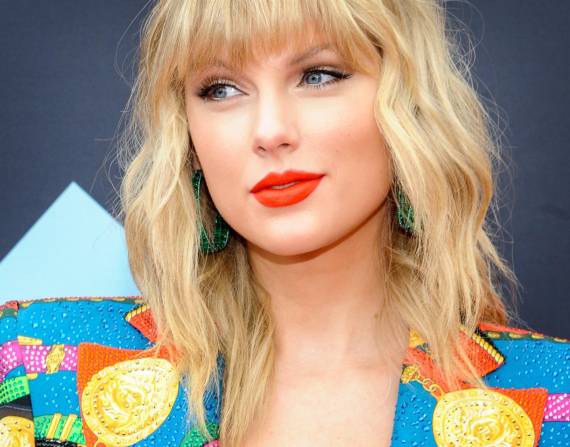 Swift, que ha hecho suyos los galardones a mejor artista, mejor artista pop, mejor vídeo y mejor vídeo de larga duración, ambos por su versión de más 10 minutos del tema All Too Well.