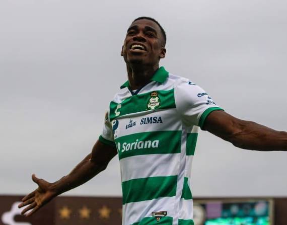 Félix Torres, defensa ecuatoriano del Santos.