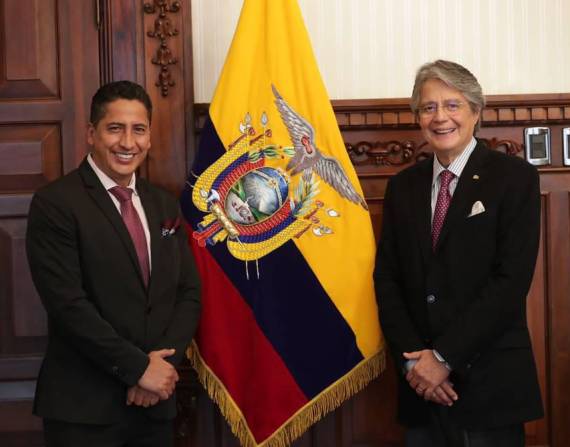 Franklin Galarza, alcalde de Morona y presidente de la Asociación de Municipalidades Ecuatorianas, junto al presidente Guillermo Lasso.