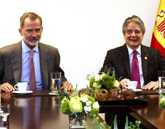 El rey Felipe VI (i) y el presidente de Ecuador, Guillermo Lasso, participan en una reunión bilateral hoy, en Bogotá (Colombia).