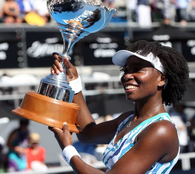 Venus Williams gana torneo de Auckland al vencer a Wozniacki