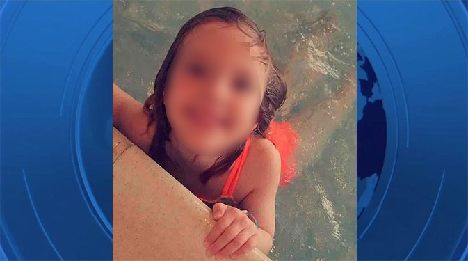 Niña muere tras castigo por mojar el colchón
