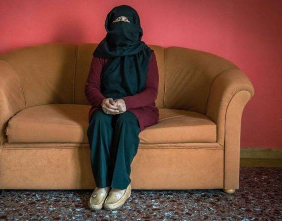 La jueza Sana en su casa temporal en Grecia. Ella dice que nunca dejará de luchar por los derechos de las mujeres en Afganistán.