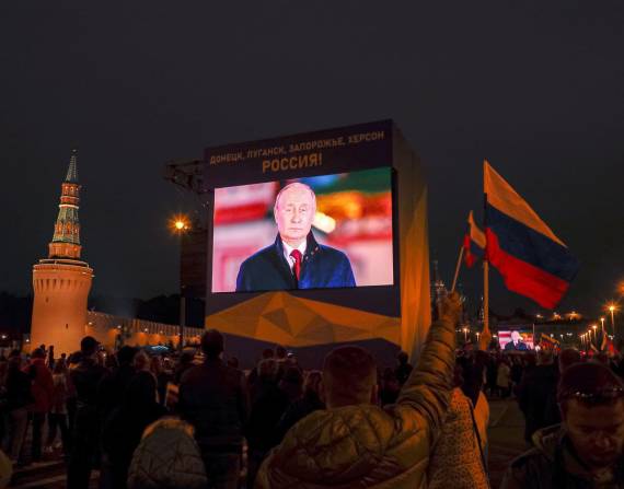 Miles de personas ven en una pantalla gigante instalada en Moscú la transmisión en vivo el discurso del presidente ruso tras firmar los tratados de adhesión de nuevos territorios a Rusia.