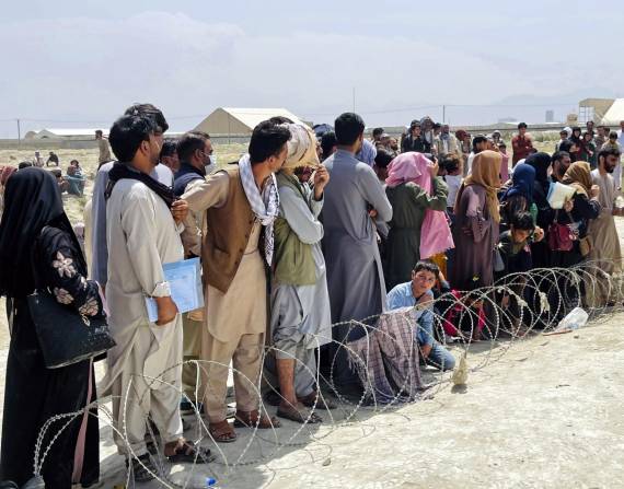 Personas formadas esperando a ingresar al aeropuerto internacional de Kabul.