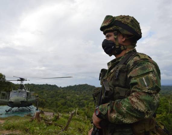 Imagen de archivo de un soldado junto a un helicóptero en Colombia.