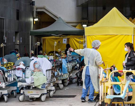 Pacientes con COVID-19 afuera de un hospital de Hong Kong.