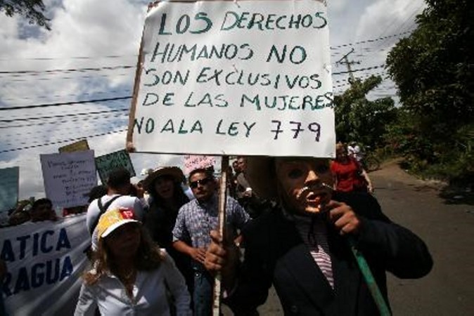 Hombres y mujeres enfrentados en Nicaragua por una ley
