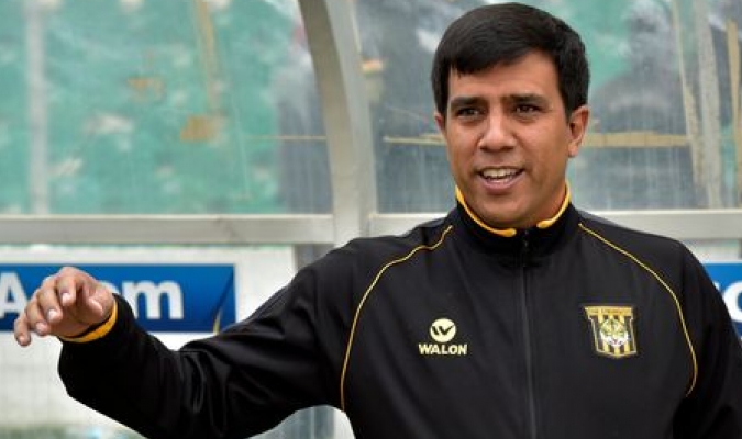 César Farías es suspendido 2 años en fútbol boliviano por agresión
