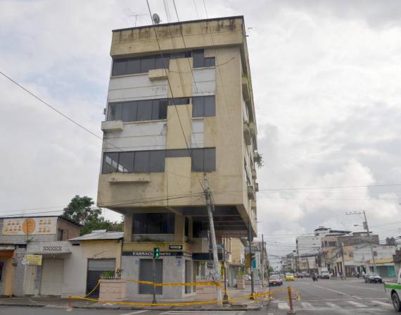El edificio está ubicado en las calles Buenavista y Pichincha, en Machala, El Oro.