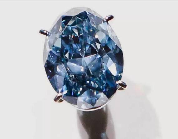 El deslumbrante y casi impecable Okavango Blue Diamond está expuesto por primera vez en el Museo Americano de Historia Natural en Nueva York.