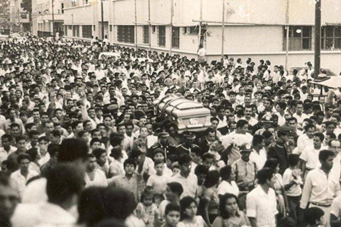Cerca de dos mil personas acompañaron a Julio Jaramillo hasta el cementerio general de Guayaquil en 1978.