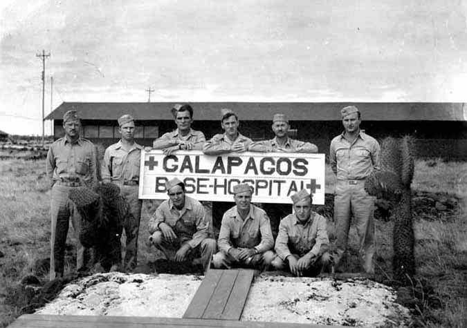 Imagen de militares estadounidenses levantando la casa de salud en la Base The Rock en Baltra, Galápagos.
