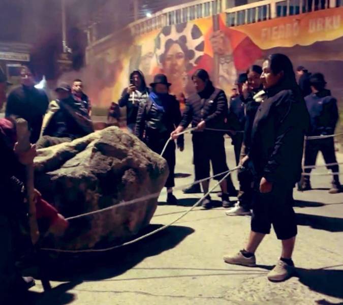 Una gran roca impide el tránsito en la vía Cuenca-Loja.