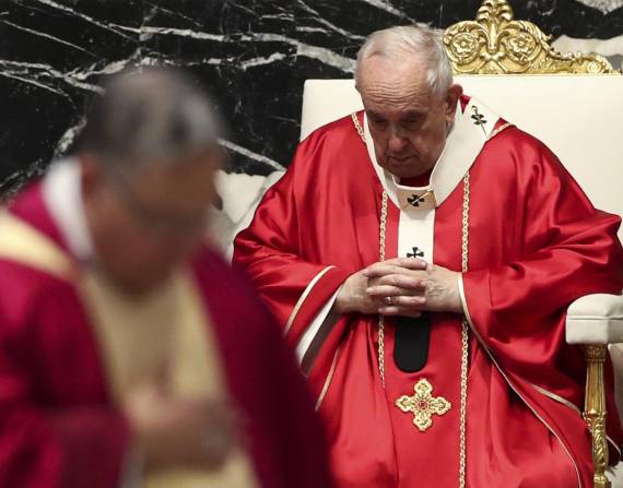 El papa Francisco este jueves 4 de noviembre durante una misa en la Basílica de San Pedro, en Ciudad del Vaticano.