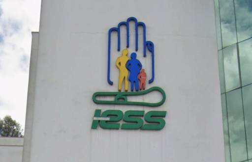 Imagen del logo del Instituto Ecuatoriano de Seguridad Social em un hospital de Quito.