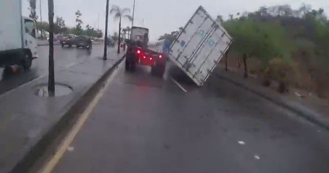 Dos accidente en la autopista Narcisa de Jesús de Guayaquil