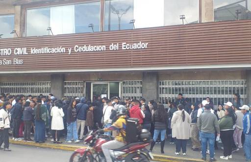 Usuarios reportan largas filas en la oficina del Registro Civil en el centro de Quito, para obtener la cédula.