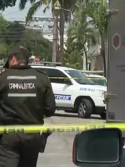 Imagen de agentes de Criminalística en los exteriores de una picanteria de Guayaquil, tras un ataque armado.