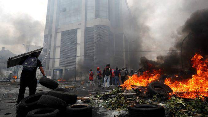 Manifestantes quemaron la Contraloría durante las protestas de octubre de 2019 en Quito.