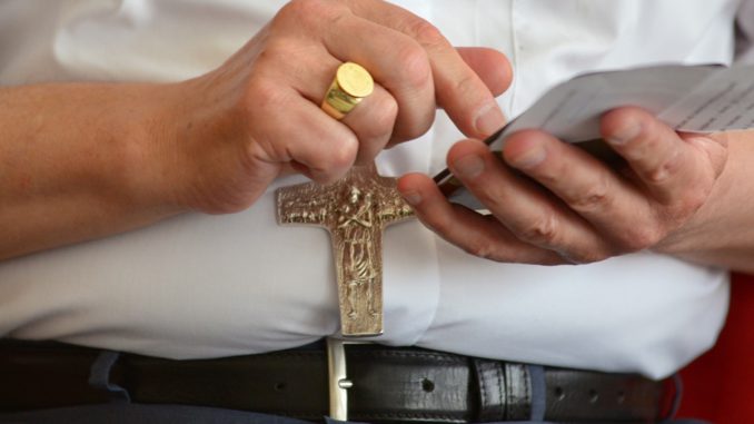 Fieles en Ecuador podrán orar 20 minutos en templos católicos a fin de mes