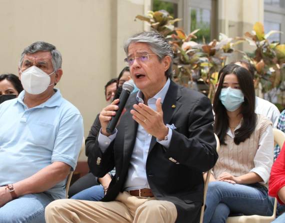 Lasso congela el precio de los combustibles: galón de diésel se queda en $1,90 y el de Extra en $2,55