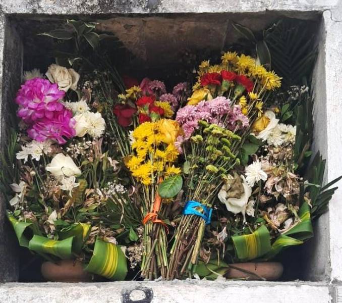 Ofrendas florales se colocaron en el sepulcro de Diego Armando Estupiñán, sepultado en el Cementerio General de San Mateo en Esmeraldas.